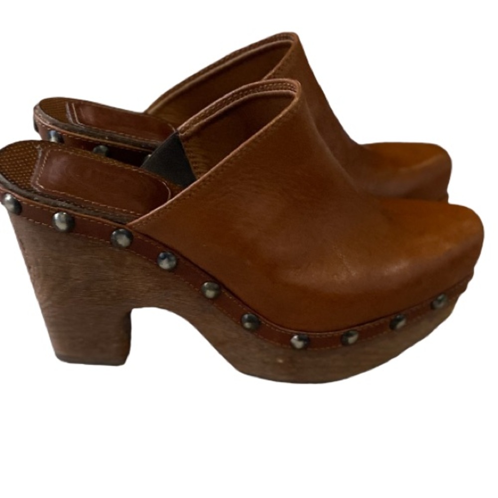 Dingo leather and wooden clogs
